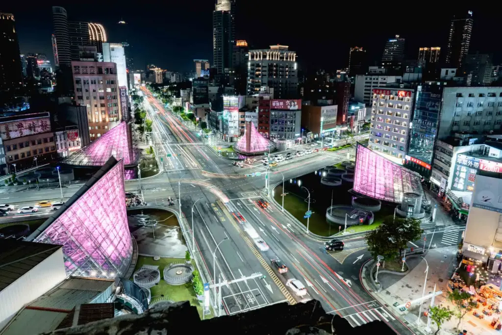 「LIGHT UP 高雄 IN PINK」城市點燈:高雄化身粉紅之都-高雄車站-城市道路
