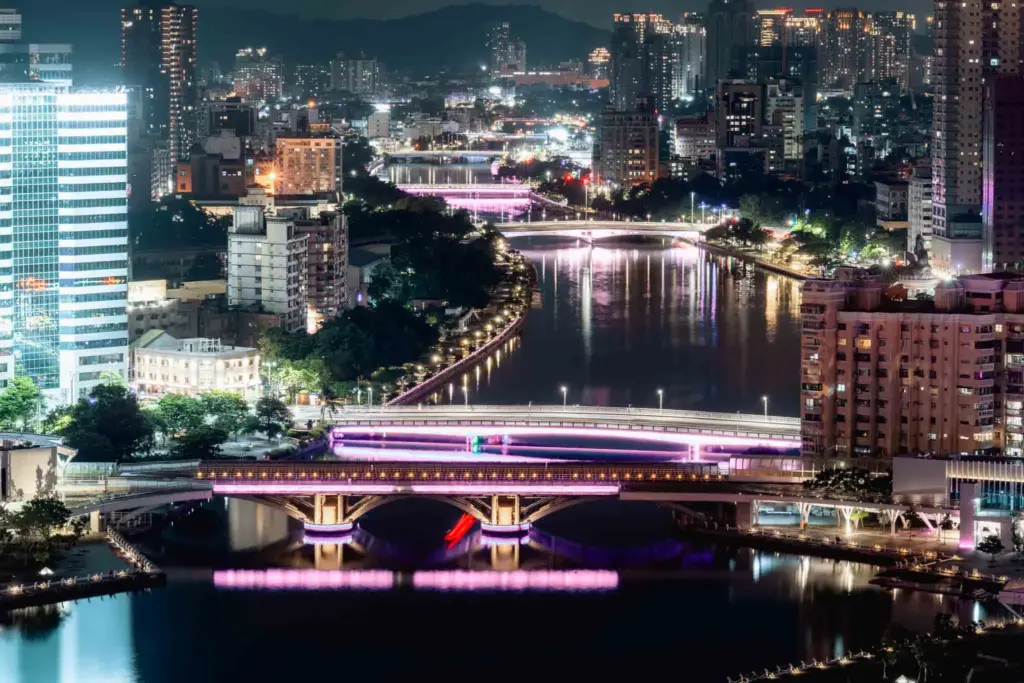 「LIGHT UP 高雄 IN PINK」城市點燈:高雄化身粉紅之都-高雄車站